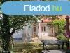 Elad feljtott csaldi hz, hatalmas gygynvnyes kerttel