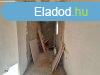 Elad feljts alatt ll sorhz Magyaratdon a falu kzpon