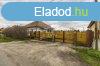 Elad csaldi hz Talms, 	Csendes utcban