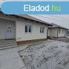Monoron kzpont kzelben, 2 db trsashzi laks p