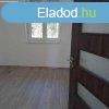 Monoron kzpont kzelben, 2 db trsashzi laks p