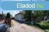 Elad csaldi hz Komdi kzpont