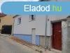 Elad 85 nm-es Feljtott Csaldi hz Pcs Belvros 